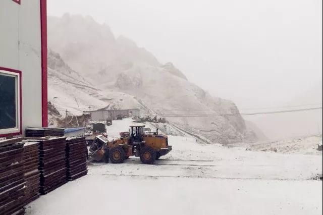 人間四月芳菲盡，山中春雪還復來